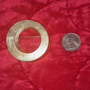🌺GOLDTONE CIRCULAR Brooch